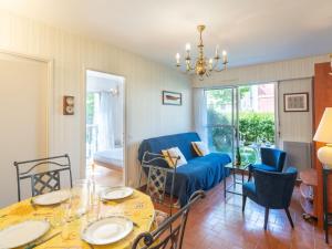 - une salle à manger avec une table, des chaises et un lit dans l'établissement Apartment Résidence du Port-2 by Interhome, à Cabourg