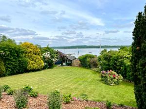 ein Bild eines Gartens mit einem Haus in der Unterkunft Traumhafter Seeblick mit großer Terrasse in Pogeez + 8 Fotos