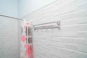 Bilik mandi di RedDoorz at Golden Averis Cibuluh Bogor