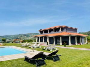 een villa met een zwembad en een huis bij Alojamento da Ladeira in Santa Marinha do Zêzere