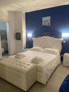 A bed or beds in a room at Samcri Luxury Home