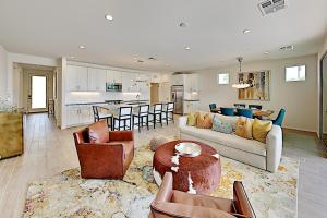 Ruang duduk di Murray Canyon Manor -31-Day Minimum Rental