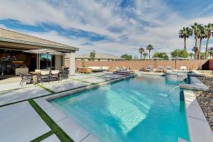 Kolam renang di atau dekat dengan Murray Canyon Manor -31-Day Minimum Rental