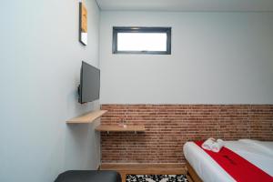 Televisyen dan/atau pusat hiburan di RedDoorz at Golden Averis Cibuluh Bogor +57 gambar