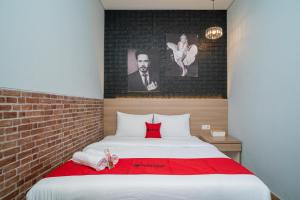 Katil atau katil-katil dalam bilik di RedDoorz at Golden Averis Cibuluh Bogor