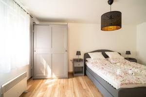 1 dormitorio con cama y armario en Bodza Apartmanház, en Harkány