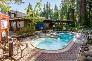 een zwembad in de achtertuin van een huis bij Gold Bend Adventure in Truckee