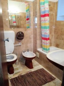 une salle de bain avec toilettes, lavabo et baignoire dans l'établissement Apartamento vista mar e pôr do Sol (1,6km Praia), à Aljezur