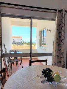 une salle à manger avec une table et une vue sur l'océan dans l'établissement Apartamento vista mar e pôr do Sol (1,6km Praia), à Aljezur