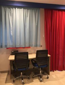2 sillas frente a un escritorio con cortinas en Samcri Luxury Home en Catania