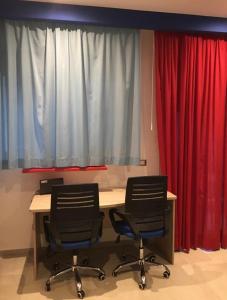 The business area and/or conference room at Samcri Luxury Home