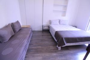 Een bed of bedden in een kamer bij Fantastic 3 Rooms Apartment, BnbRicKeys