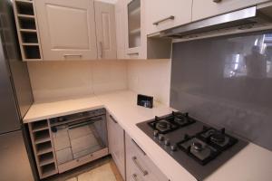 Een keuken of kitchenette bij Fantastic 3 Rooms Apartment, BnbRicKeys