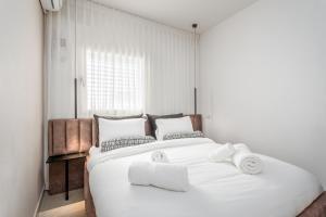 Rúm í herbergi á Sea U Jerusalem Mahane Yehuda Apartment Hotel