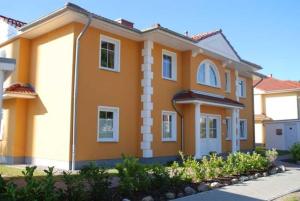 オストゼーバート・カールスハーゲンにあるFewo Ostseetraum_JAeHNのオレンジ・ホワイトの家