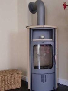 a small appliance in the corner of a room at Fewo Ostseetraum_JAeHN in Ostseebad Karlshagen