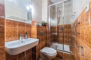 Un baño con inodoro, lavabo y ducha. en Flatbook Apartamenty - Port Stegna z Parkingiem, en Stegna