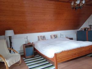 - une chambre avec un lit et une chaise dans l'établissement Kádárok Vendégháza a Somló-hegyen, à Somlószőlős