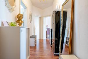 ein Wohnzimmer mit einem Spiegel und einer Kommode in der Unterkunft Private Apartment in Hannover