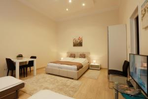 ブダペストにあるBudapest City Apartments For Groupsのベッドルーム(ベッド1台、デスク、テレビ付)