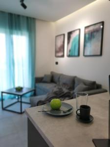 een woonkamer met een tafel met limoen erop bij Moderni apartman Tina in Mundanije