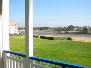 a window with a view of a field of grass at Le Tournesol in Mimizan