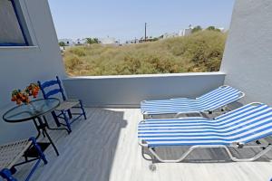 Balkoni atau teres di Lunar Santorini Hotel