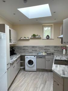 eine Küche mit Waschmaschine und Waschmaschine in der Unterkunft 2Raum-Apartment Leznew in Leipzig