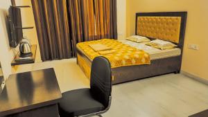 a bedroom with a bed and a desk and a chair at Mi Casa Sector 47 in Gurgaon