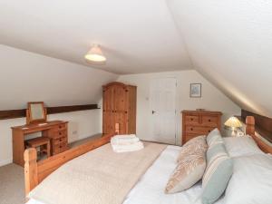 En eller flere senge i et værelse på Stable Cottage, Rode Farm