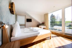 1 dormitorio con cama grande y ventana grande en Wagners Landhaus, en Mehren