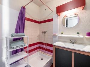 y baño con lavabo y espejo. en Studio Port Nautile-5 by Interhome, en Le Grau-du-Roi