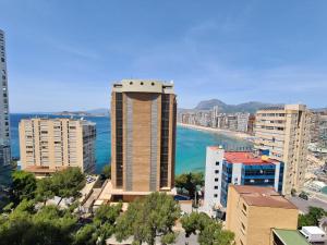 widok na miasto z wysokim budynkiem w obiekcie Agua Mundo studio w mieście Benidorm