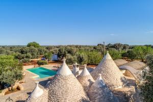 widok z lotu ptaka na dom z basenem w obiekcie Trullo La Succulenta w mieście Ceglie Messapica