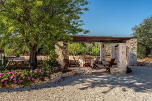 kamienna pergola z drzewem i kwiatami w obiekcie Trullo La Succulenta w mieście Ceglie Messapica +29 zdjęć