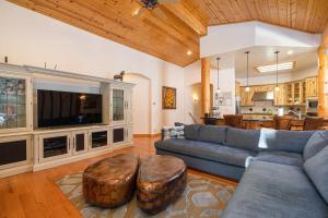 duży salon z kanapą i stołem w obiekcie Wooded Luxury at Tahoe Donner w mieście Truckee