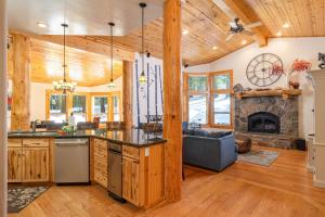 kuchnia i salon z kominkiem w obiekcie Wooded Luxury at Tahoe Donner w mieście Truckee