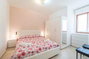 Un dormitorio blanco con una cama grande y una ventana en Angelina's House Alghero en Alghero