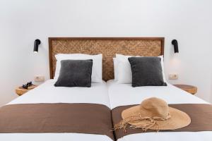 una habitación de hotel con una cama con sombrero en Villa Tramonto, en Falasarna