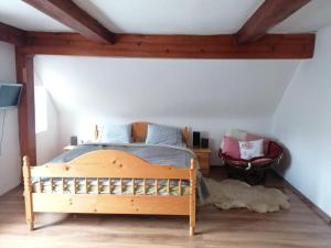 een slaapkamer met een houten bed in een kamer bij Chalupa Tanvaldský Špičák in Tanvald