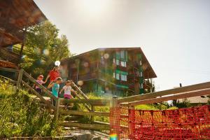 eine Gruppe von Kindern, die die Treppe eines Hauses hinaufgehen in der Unterkunft Reka-Feriendorf Hasliberg in Hasliberg