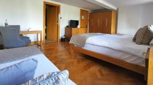 Postel nebo postele na pokoji v ubytování Langtons Hotel Kilkenny