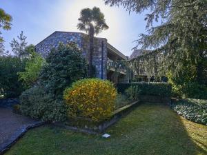 A garden outside Apartment Hermitage-19 by Interhome