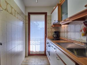 A kitchen or kitchenette at Apartment Hermitage-19 by Interhome