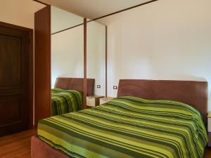 A bed or beds in a room at Apartment Hermitage-19 by Interhome