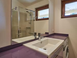 A bathroom at Apartment Hermitage-19 by Interhome