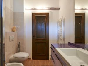 A bathroom at Apartment Hermitage-19 by Interhome