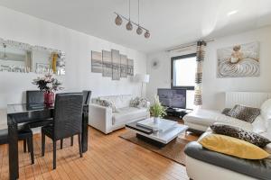 a living room with a table and a piano at Appartement Glamour in Paris