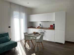 A cozinha ou cozinha compacta de Golden apartments