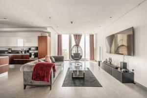 Χώρος καθιστικού στο GUEST READY - Luxury One Bedroom Apartment DIFC Burj Khalifa View